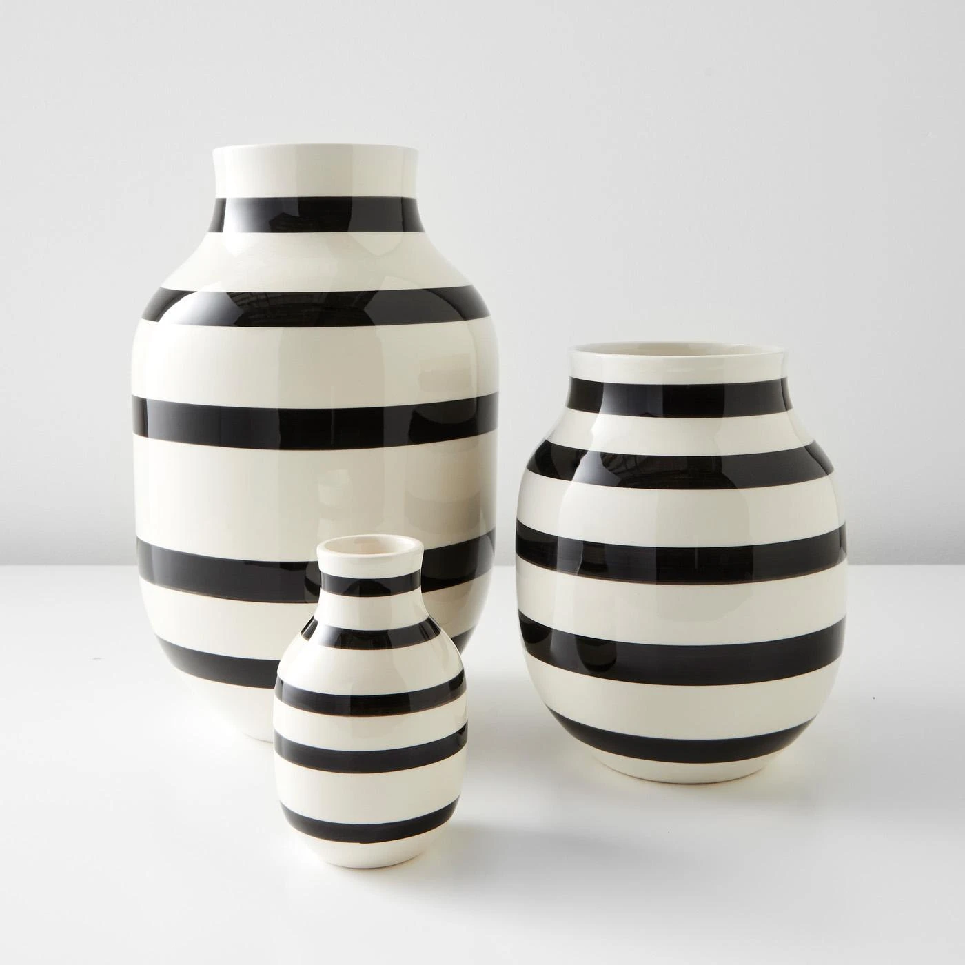Omaggio Black Medium Vase - Image 4