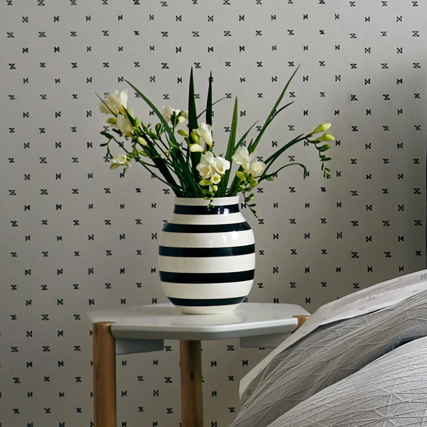 Omaggio Black Medium Vase - Image 5