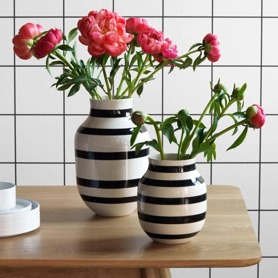 Omaggio Black Medium Vase - Image 6