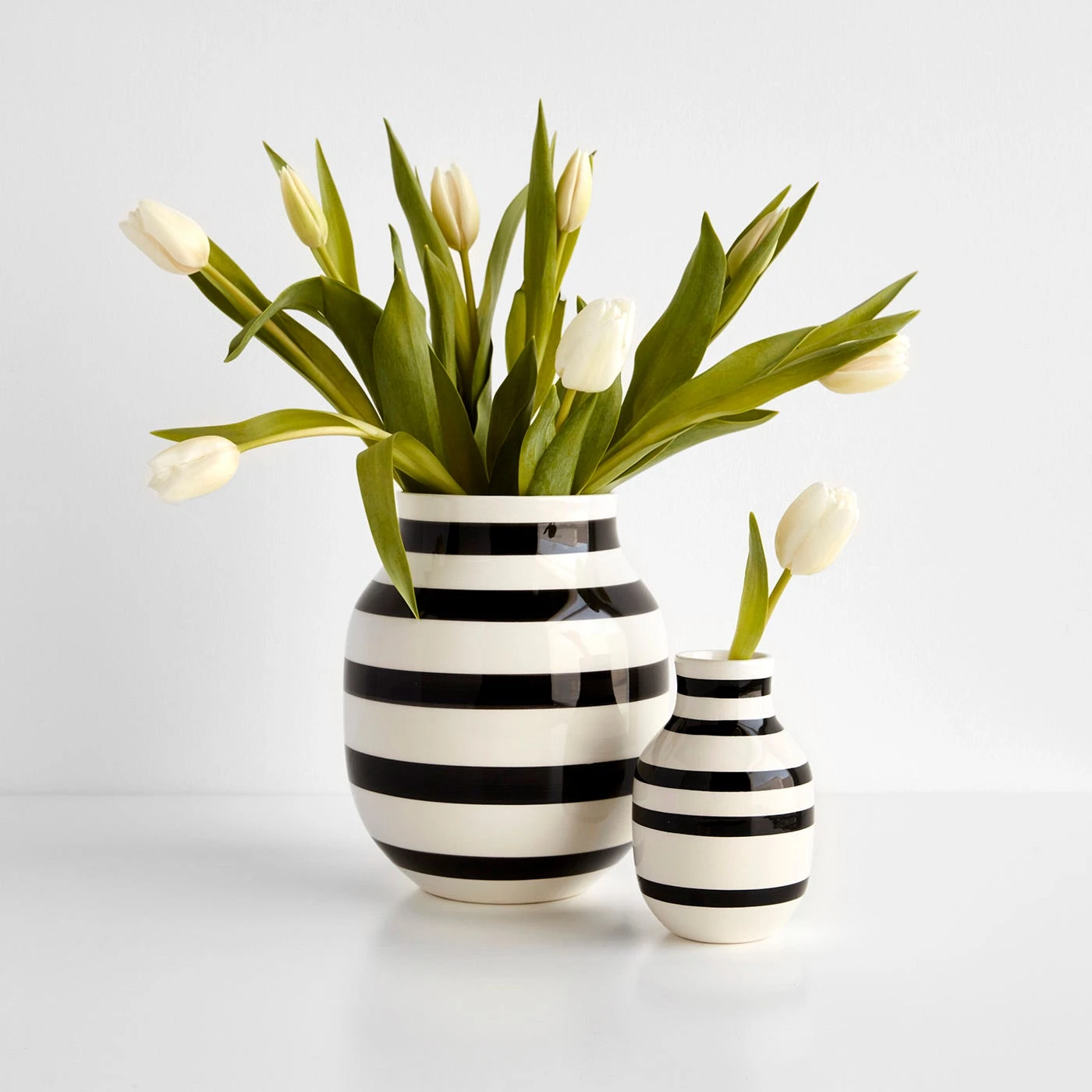 Omaggio Black Medium Vase - Image 3