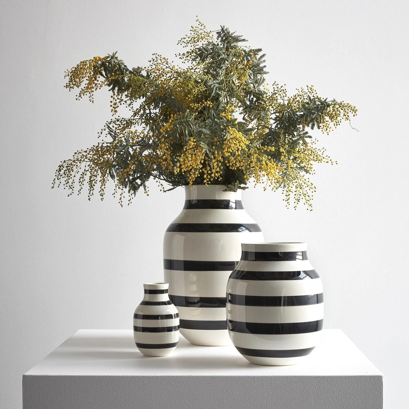 Omaggio Black Medium Vase - Image 7